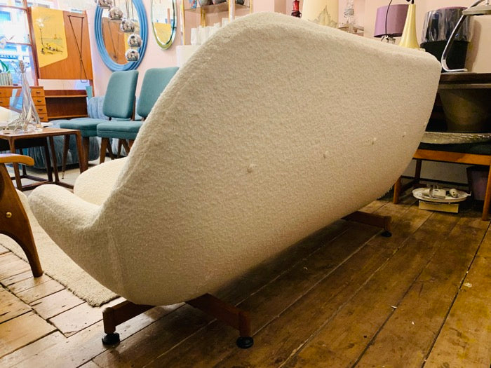 1960s Greaves and Thomas Egg Sofa in White Boucle Fabric – retro